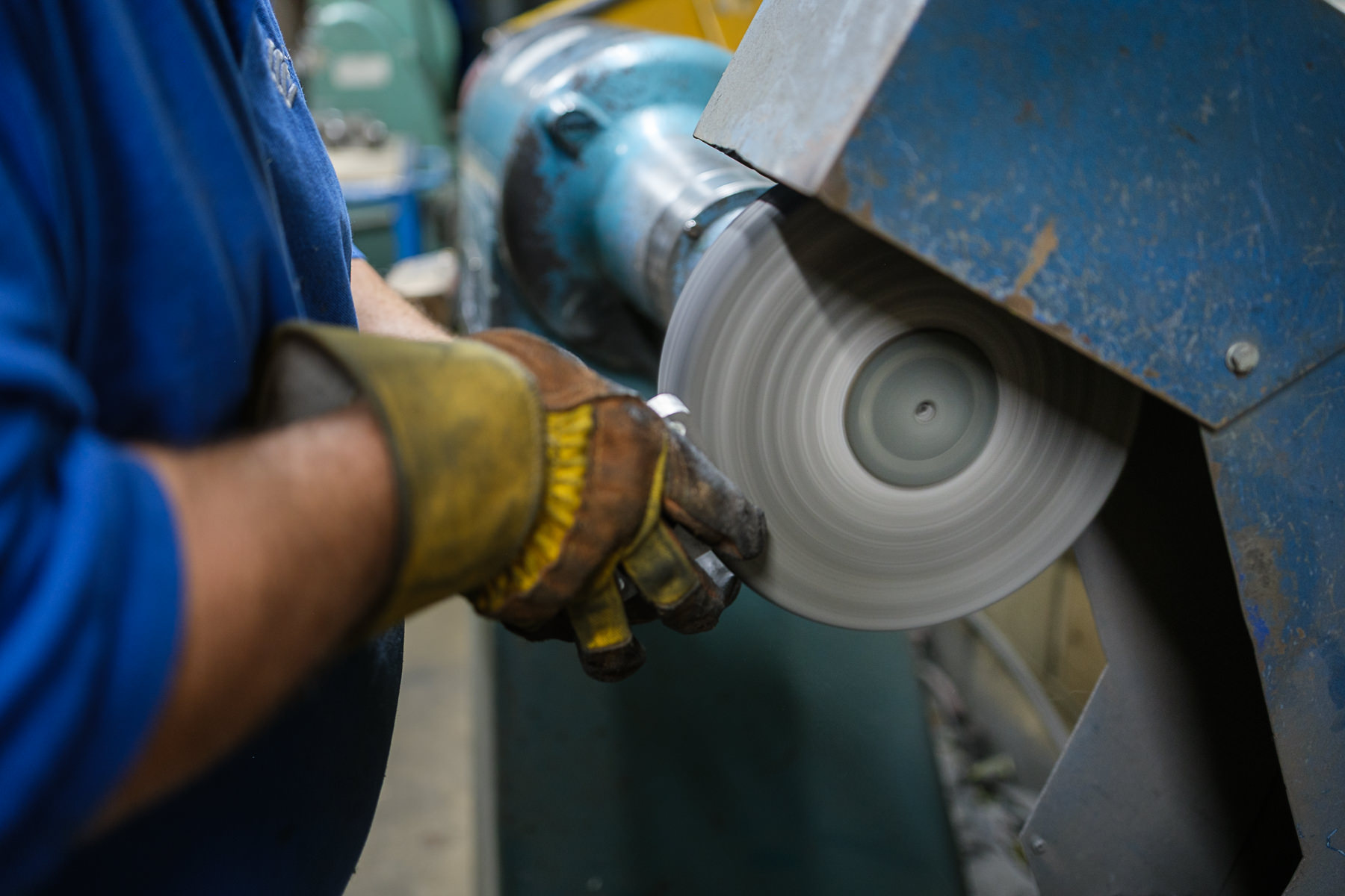 Polishing a fabricated metal component